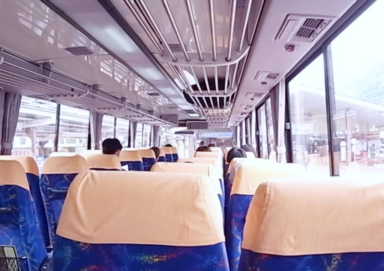 上高地行きのバスの車内