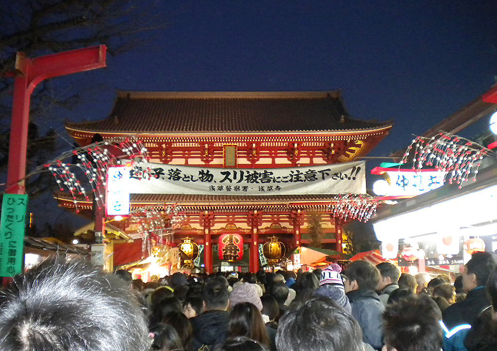 早朝の浅草浅草寺・仲見世通り