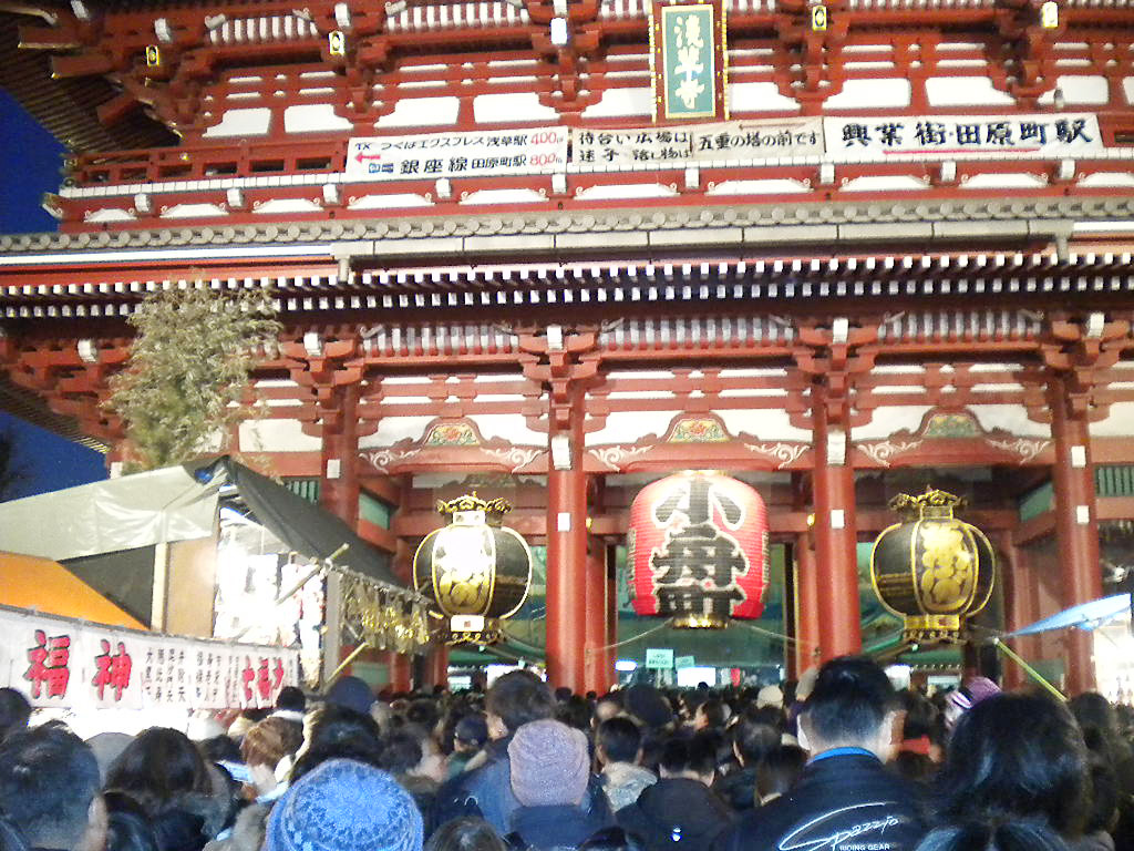 早朝の浅草浅草寺・小舟町提灯