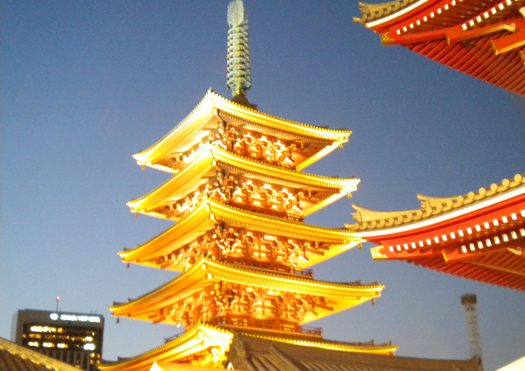 早朝の浅草浅草寺・旧五重塔跡の碑