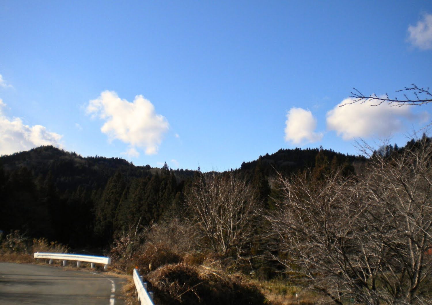 冬の倉渕村相間川温泉・青空