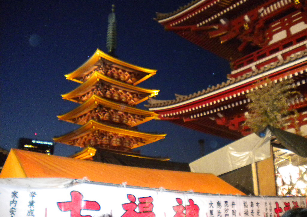 早朝の浅草浅草寺・旧五重塔跡の碑