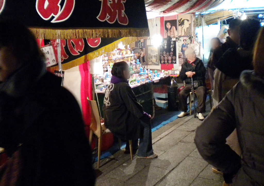 早朝の浅草浅草寺・出店の屋台