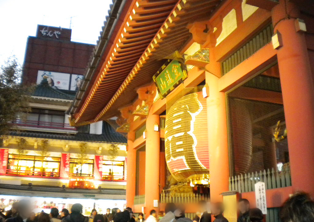 早朝の浅草浅草寺・雷門